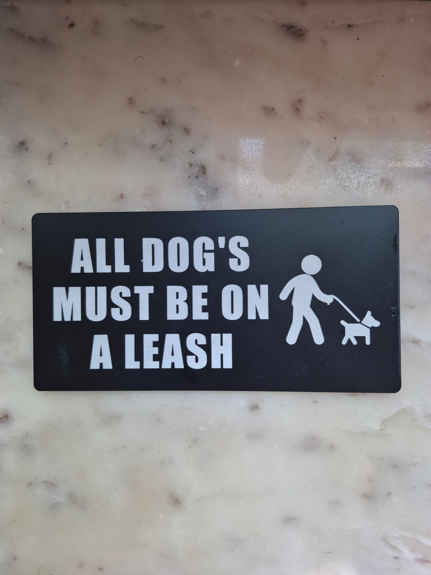 ALL DOG'S MUST BE ON A LEASH sign